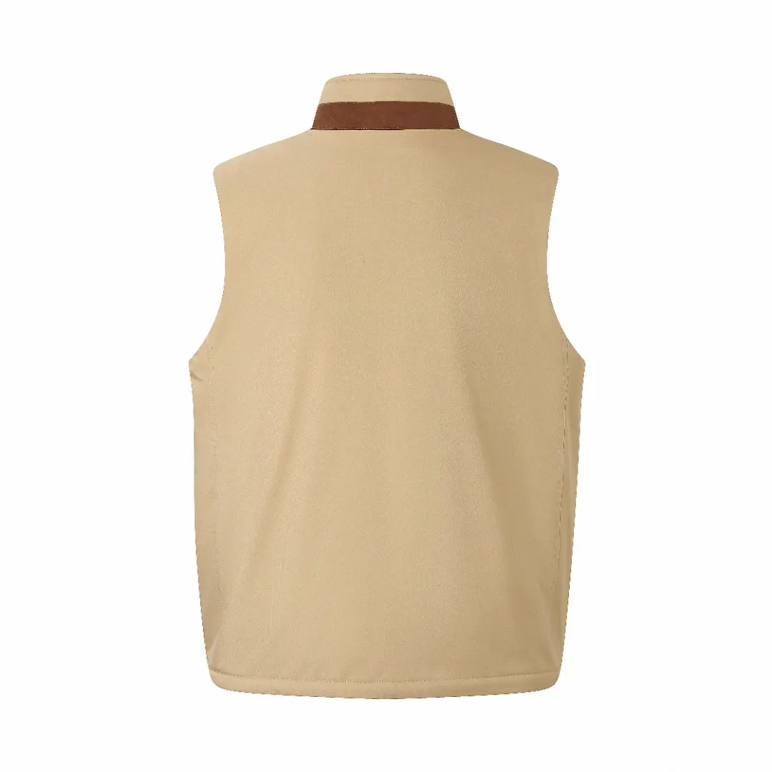 P560 Ralph Lauren 25FW Gorham cotton vest. The outer fabric is made of high-density nylon. The fabric is not only light and wear-resistant, but also effectively blocks wind and rain from the outside while keeping the inside dry. The inner fabric is soft nylon taffeta for a comfortable fit. The various parts of the vest (such as front and back panels, side panels, collar, etc.) are assembled together through precise splicing processes after being cut. When splicing, pay attention to aligning the seams to ensure that the whole piece is smooth and wrinkle-free. For the stitching at the splicing, hidden sewing technology is used to make the stitching less noticeable and improve the aesthetics. At the same time, for parts that are prone to wear and tear, such as collars and cuffs, reinforced splicing or hemming may be used to increase durability. Size:S-M-L-XL